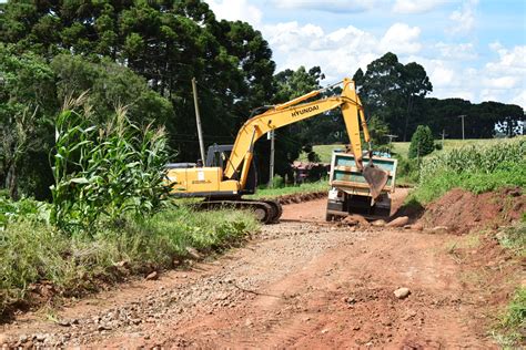 OBRA DE ALARGAMENTO DE VIA SENDO REALIZADA NO INTERIOR DO MUNICÍPIO