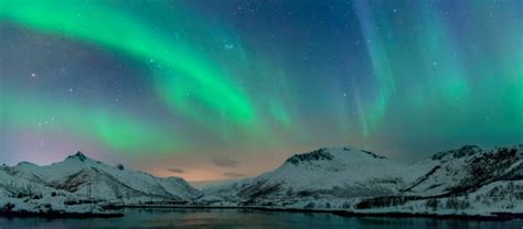 280+ Northern Lights Over The Lofoten Islands In Norway Stock Photos ...