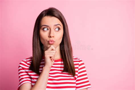 Foto Van Mooi Brunette Haar Jonge Dame Blazen Kus Ziet Er Leeg Uit Met Een Gestreept Rood Wit