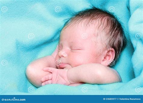 De Slaap Pasgeboren Jongen Van De Baby Stock Afbeelding Image Of