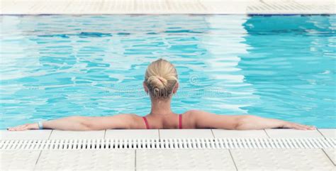Blondynki M Oda Kobieta W P Ywackim Basenie Z Czerwonym Bikini