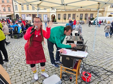 Den lidí bez domova měl úspěch Prodej polévek na náměstí vynesl