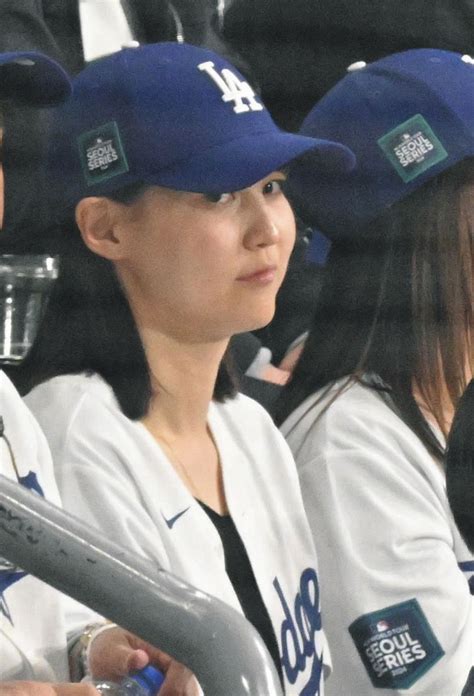 大谷翔平の妻・真美子さん、水原・元通訳の妻のフォローなしで2日目は観戦【写真】：中日スポーツ・東京中日スポーツ