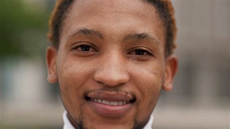 Portrait D un Jeune Gars Africain Gay Gros Plan Banque De Vidéos Vidéo du occasionnel drôle