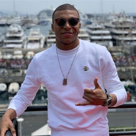 The sweatshirt white Dior x Kaws worn by Kylian Mbappé on the account