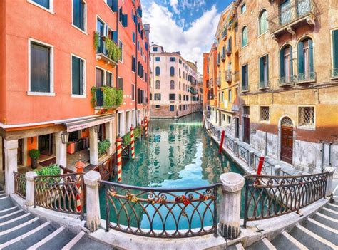 Fabuloso Paisaje Urbano De Venecia Con Canales Estrechos Barcos Y