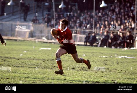 Gareth edwards wales rugby hi-res stock photography and images - Alamy