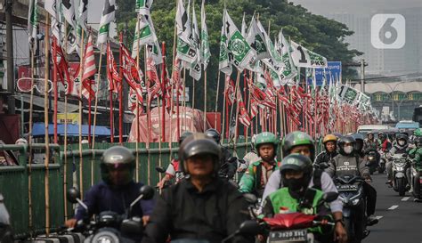 Kampanye Belum Dimulai Atribut Parpol Kuasai Pagar Pembatas Jalan