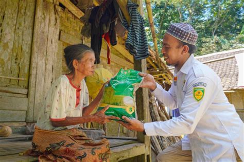 Baznas Distribusikan Ribu Paket Zakat Fitrah Ke Berbagai Wilayah