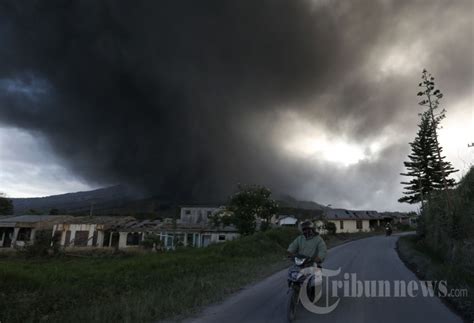 Gunung Sinabung Kembali Erupsi Tinggi Kolom Abu Capai Meter