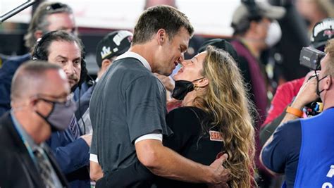 Tom Brady And Gisele Bundchen Kiss After Super Bowl 2021 Hollywood Life