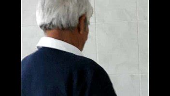 CORONA MEANDO EN BAÑO PÚBLICO II XVIDEOS