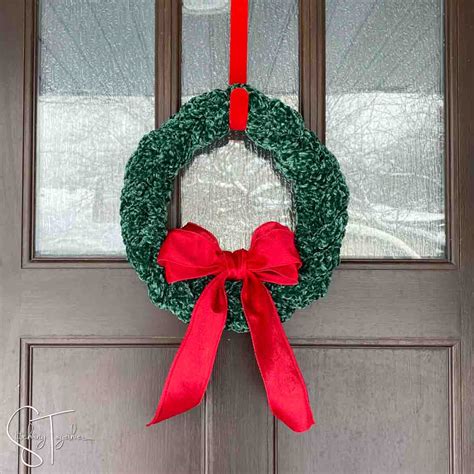 Christmas Wreath Crochet Pattern – Stitching Together