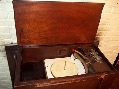 Sold Vintage General Electric Tube Radio Phonograph Combination LP119