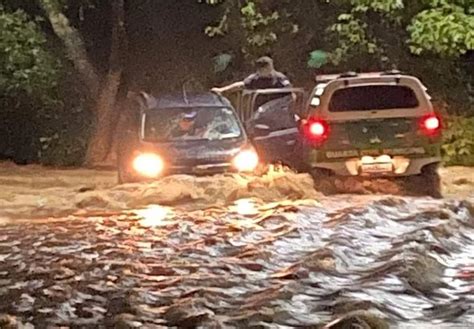 CASAL DE IDOSOS É RESGATADO APÓS CARRO SER ARRASTADO PELA ENXURRADA A