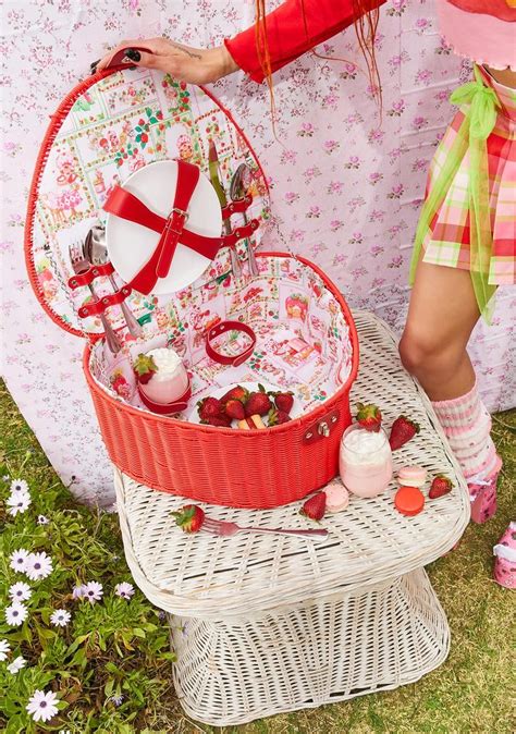 Red Dolls Strawberry Shortcake Doll Wicker Picnic Basket Novelty