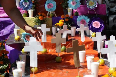 Madres Buscadoras Colocan Altar En Memoria De Las Personas Fallecidas