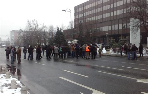 Radnici Hidrogradnje Tokom Protesta Blokirali Cestu Nekim Radnicima