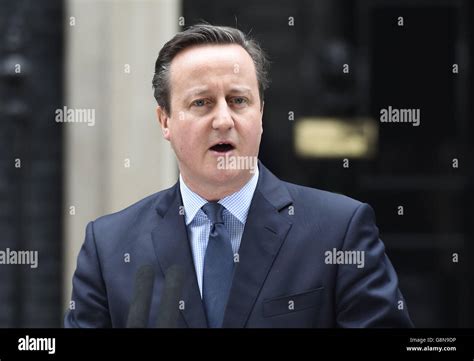 Le Premier ministre David Cameron fait une déclaration annonçant la