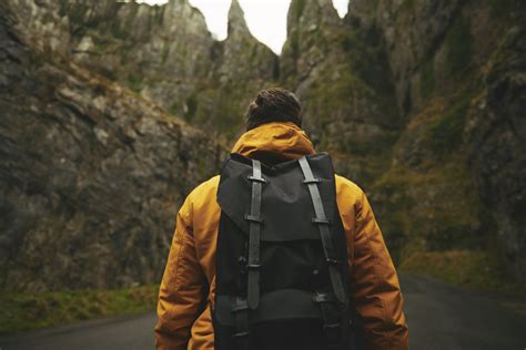 Banco De Imagens Homem Caminhando Pessoa Estrada Aventura