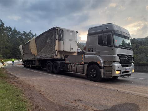 Tombamento De Carreta Bloqueia BR 376 Em Ortigueira