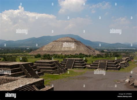 Mirando A La Pirámide Del Sol Y Las Montañas De Los Alrededores En La Zona Arqueológica De