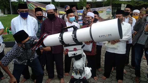 Gubernur Dan Ratusan Warga Salat Gerhana Matahari Di Masjid Raya Sumbar