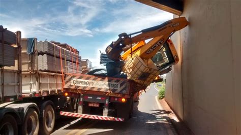 Carreta Fica Presa Em Viaduto De Acesso Br Em Uberl Ndia