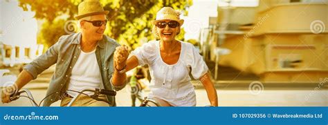 Los Pares Maduros Felices Que Van Para Una Bici Montan En La Ciudad