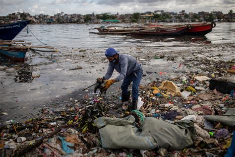 Pasig ‘river Warriors Rake Tidal Rubbish For Cleaner Future Inquirer