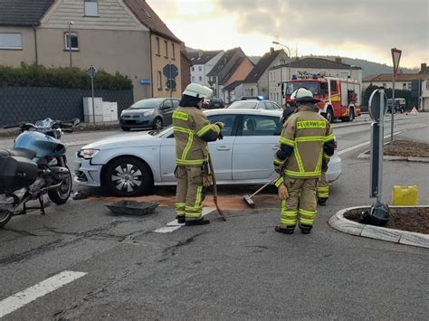 Februar Auslaufende Betriebsstoffe Nach Verkehrsunfall