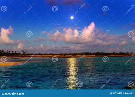 Der Mond Ber Dem Meer Und Reflexion Im Wasser Stockfoto Bild Von