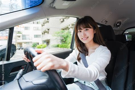 車を運転する女性 Stock 写真 Adobe Stock