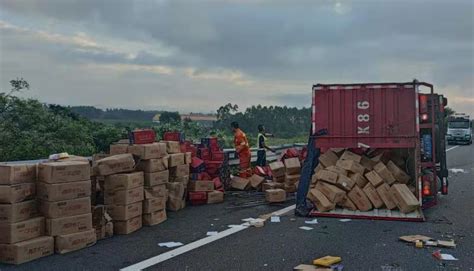 货车高速公路侧翻3吨货物散落一地众人合力相助 路政员 货车 高速公路 新浪新闻