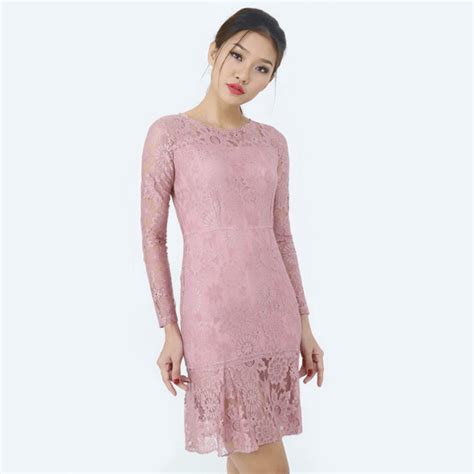 Mê đắm trước vẻ đẹp kiêu sa của chiếc đầm ren màu nude Mytour