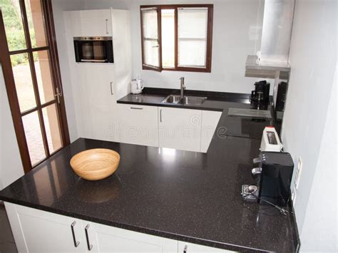 Interior Del Sitio De La Cocina Con Los Gabinetes, La Isla De Cocina Y ...