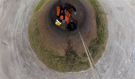 Mulher é resgatada após cair em fossa 6 metros de profundidade em