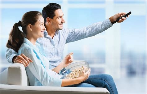 Pareja Joven Viendo La Televisi N En Un Sof Foto Premium