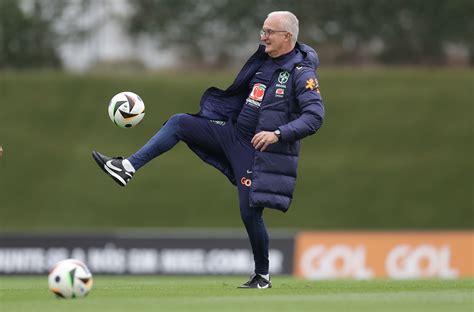 Dorival faz treino tático e finaliza preparação para amistoso da