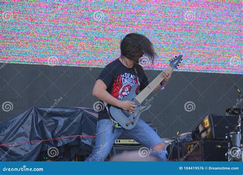 Headbanging Rock Guitarist Player Editorial Photo - Image of guitar, live: 104419576