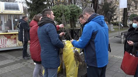 AKCIJA POSADI SVOJ HLAD ODRŽANA U SREMSKOJ MITROVICI GRAĐANIMA