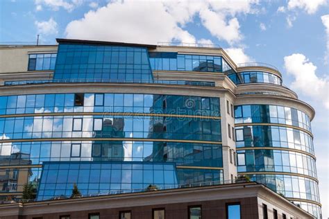 Vue De Dessous Sur Les Immeubles De Bureaux En Verre Photo Stock