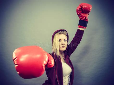 Luvas De Encaixotamento Vestindo Do Vencedor Da Mulher Imagem De Stock