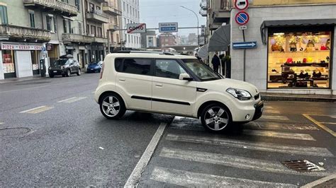 La Macchina Parcheggiata In Mezzo Alla Strada