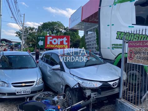 Carreta Invade Acostamento E Colide Contra Carros E Moto No Bairro