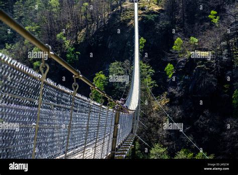 Puente De Cuerda Para Cruzar El R O De La Monta A Fotograf As E