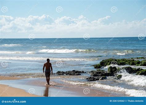 Pessoa Olhando Para A Paisagem Do Mar Quebrando Nas Rochas De Boca Do