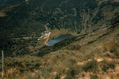 Widok na schronisko Samotnia polskie góry Karkonosze foto de Stock