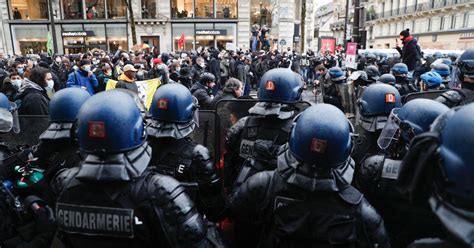 Dans La Manifestation Parisienne Avec Les Gendarmes Mobiles Au Coeur