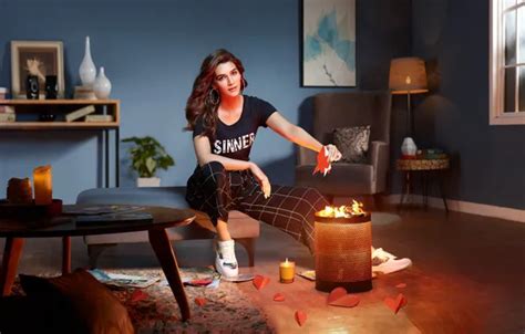 Wallpaper Girl Hot Sexy Eyes Smile Beautiful Figure Model For Mobile And Desktop Section